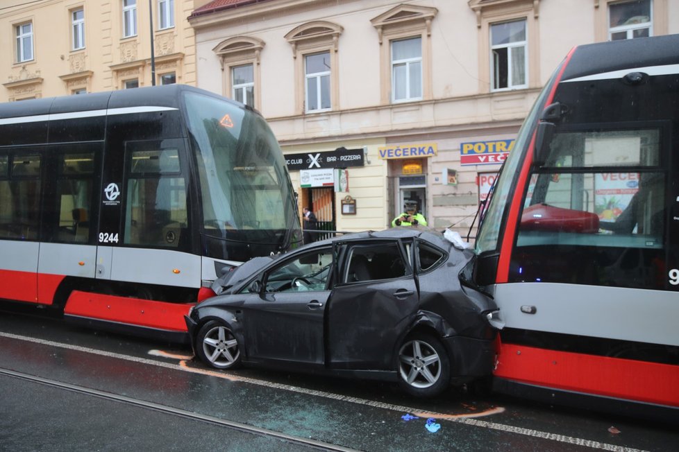 Nehoda auta a tramvají v Libni. (14. září 2022)