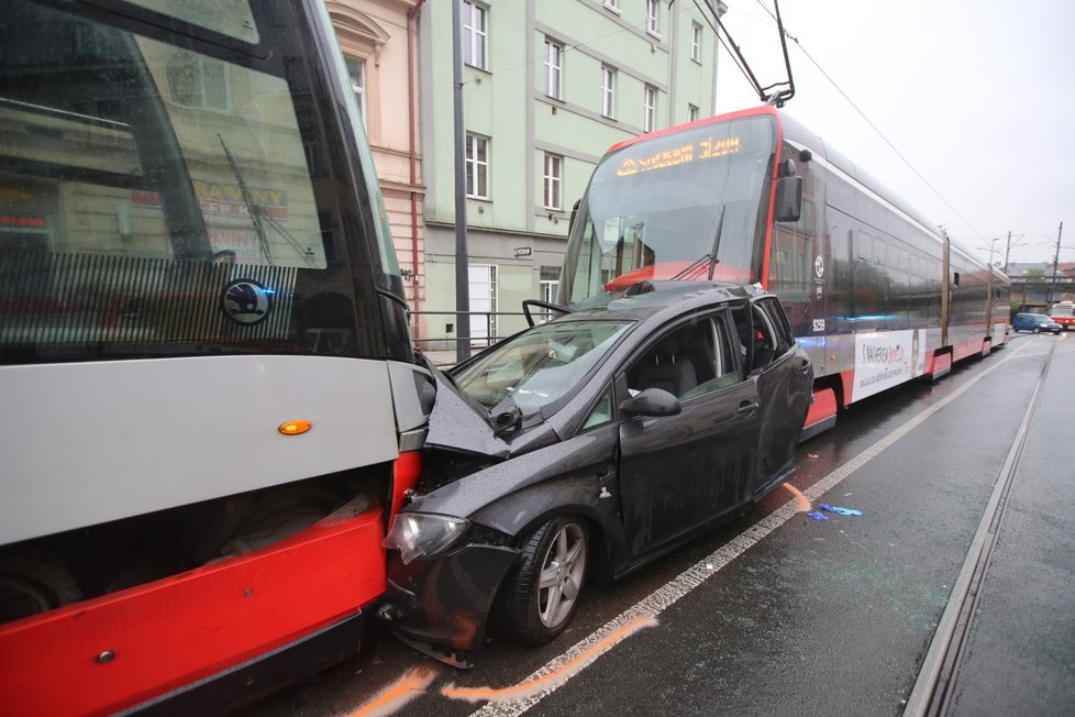 Nehoda auta a tramvají v Libni. (14. září 2022)