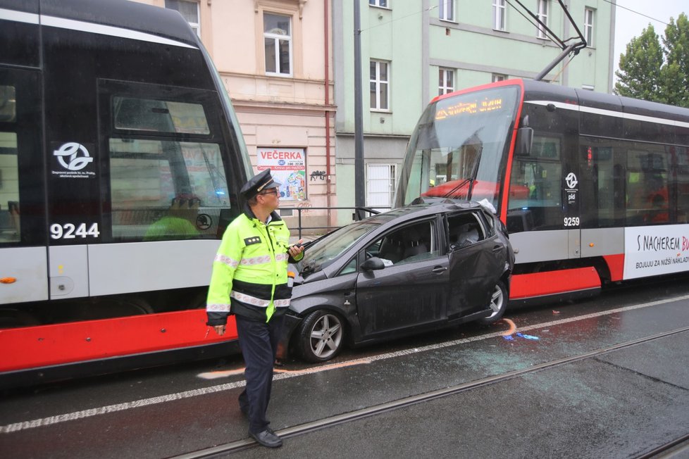 Nehoda auta a tramvají v Libni. (14. září 2022)