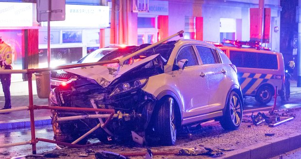 Řidička v Praze 8 vjela na zastávku! Prorazila zábradlí, test na drogy i alkohol odmítla