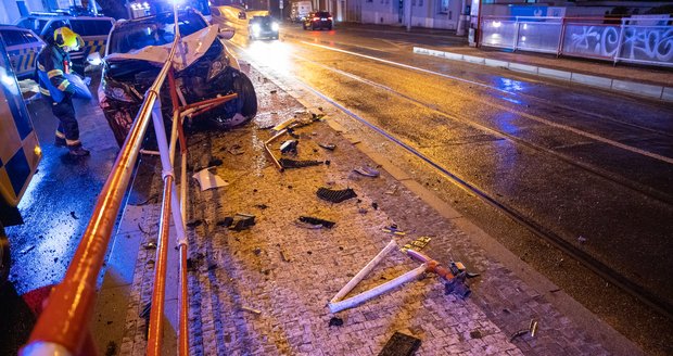 Řidička v Zenklově ulici vjela na zastávku a probourala zábradlí. (8. dubna 2022)