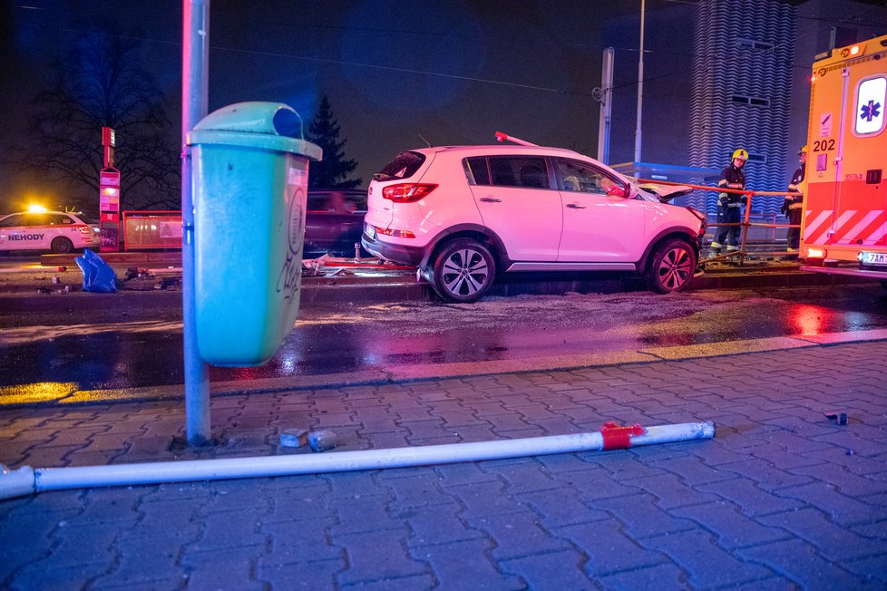 Řidička v Zenklově ulici vjela na zastávku a probourala zábradlí. (8. dubna 2022)