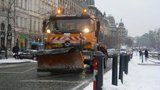 Autobusy v Praze měly ráno zpoždění kvůli sněhu. Silnice metropole jsou sjízdné