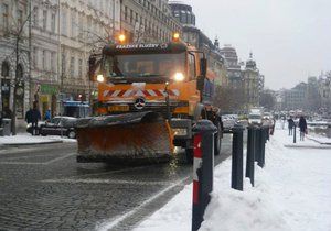 V úterý brzy ráno vyráželi do ulic Prahy silničáři kvůli sněhu (ilustrační foto).
