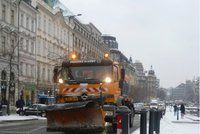 Autobusy v Praze měly ráno zpoždění kvůli sněhu. Silnice metropole jsou sjízdné