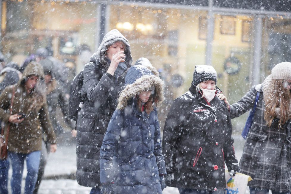 I do Prahy dorazilo vánoční počasí. Hlavní město přikryla vrstva čerstvého sněhu (17. 12. 2017).