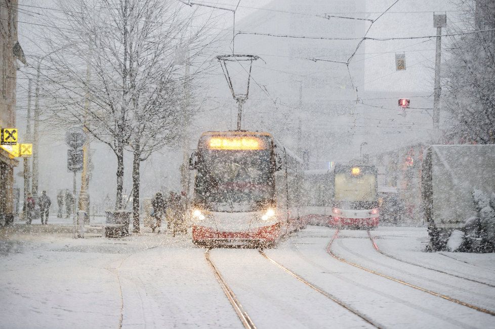 I do Prahy dorazilo vánoční počasí. Hlavní město přikryla vrstva čerstvého sněhu (17. 12. 2017).