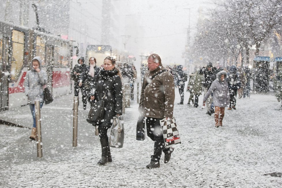 I do Prahy dorazilo vánoční počasí. Hlavní město přikryla vrstva čerstvého sněhu (17. 12. 2017).