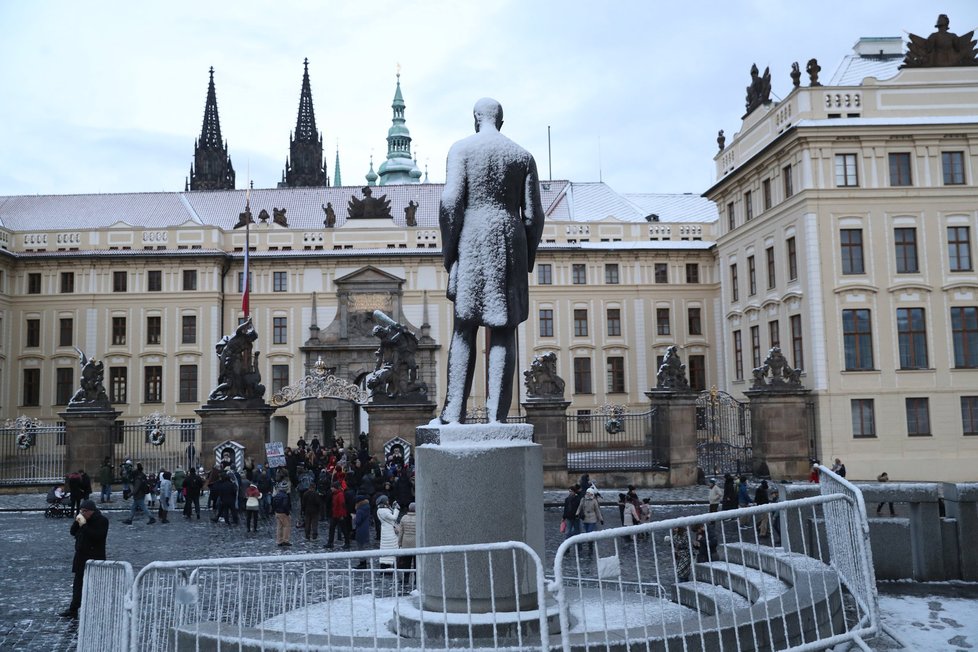 První vydatnější sněžení zasáhlo před Vánoci celou Prahu (17. 12. 2017).