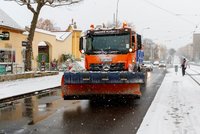 Zimní počasí v Praze: Sypače makají, silnice jsou mokré, ale sjízdné