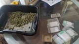 Tři gauneři dealovali drogy v podnicích na Žižkově: Našli u nich kilo marihuany i peníze 