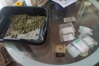 Tři gauneři dealovali drogy v podnicích na Žižkově: Našli u nich kilo marihuany i peníze