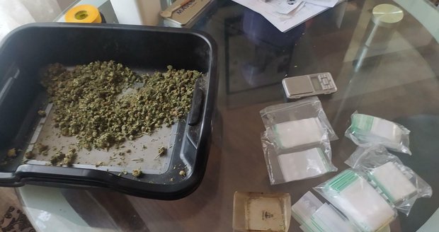 Kriminalisté odhalili na Žižkově tři dealery drog.