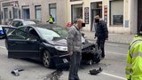 Velké pátrání na Žižkově! Řidič zdemoloval čtyři auta a od nehody utekl, hledá ho policie