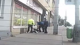 Strážníci na Žižkově zadrželi muže, který ukradl platební kartu.