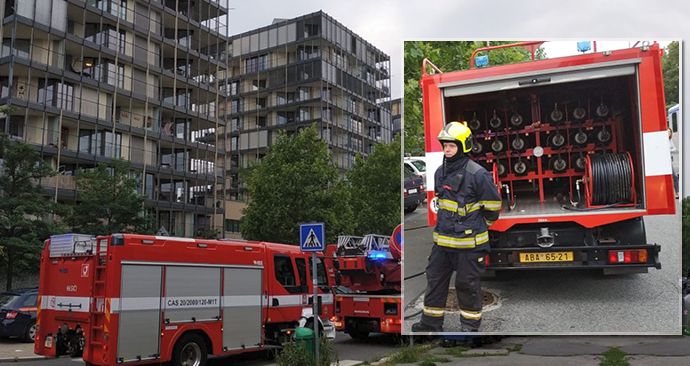 Požár v domě v Malešické ulici na Žižkově, 20. srpna 2019.