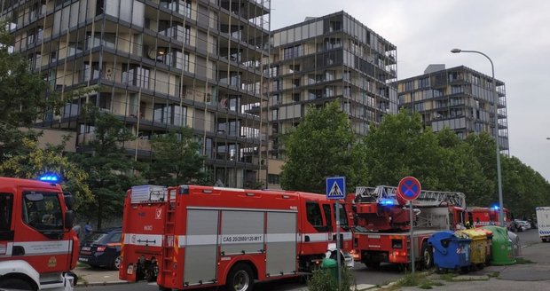 Požár v domě v Malešické ulici na Žižkově (20. srpna 2019)