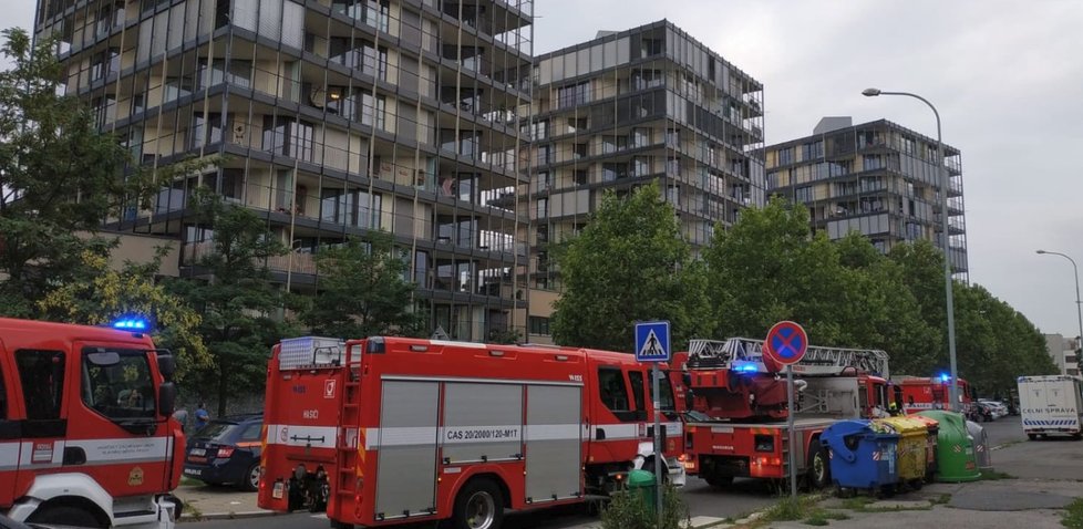 Požár v domě v Malešické ulici na Žižkově, 20. srpna 2019.