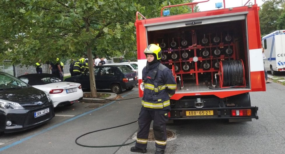 Požár v domě v Malešické ulici na Žižkově, 20. srpna 2019.