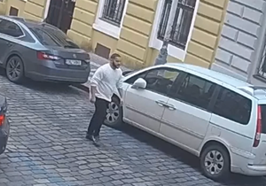 Policisté hledají muže, který brutálně napadl jiného u baru na Žižkově.