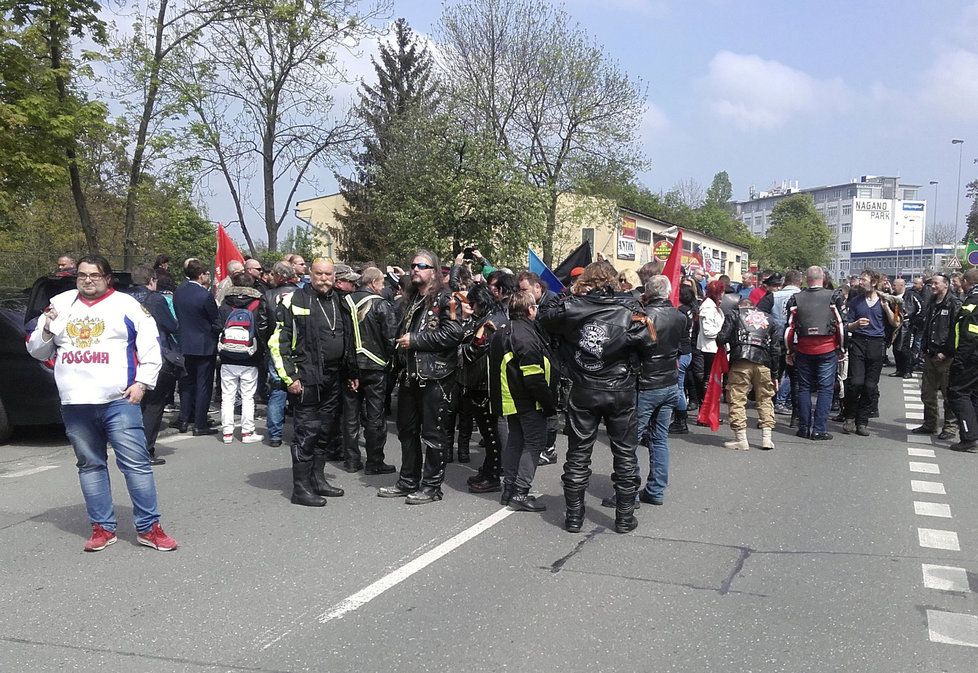 Noční vlci dorazili na motorkách do Prahy, na Olšanských hřbitovech uctili sovětské vojáky.