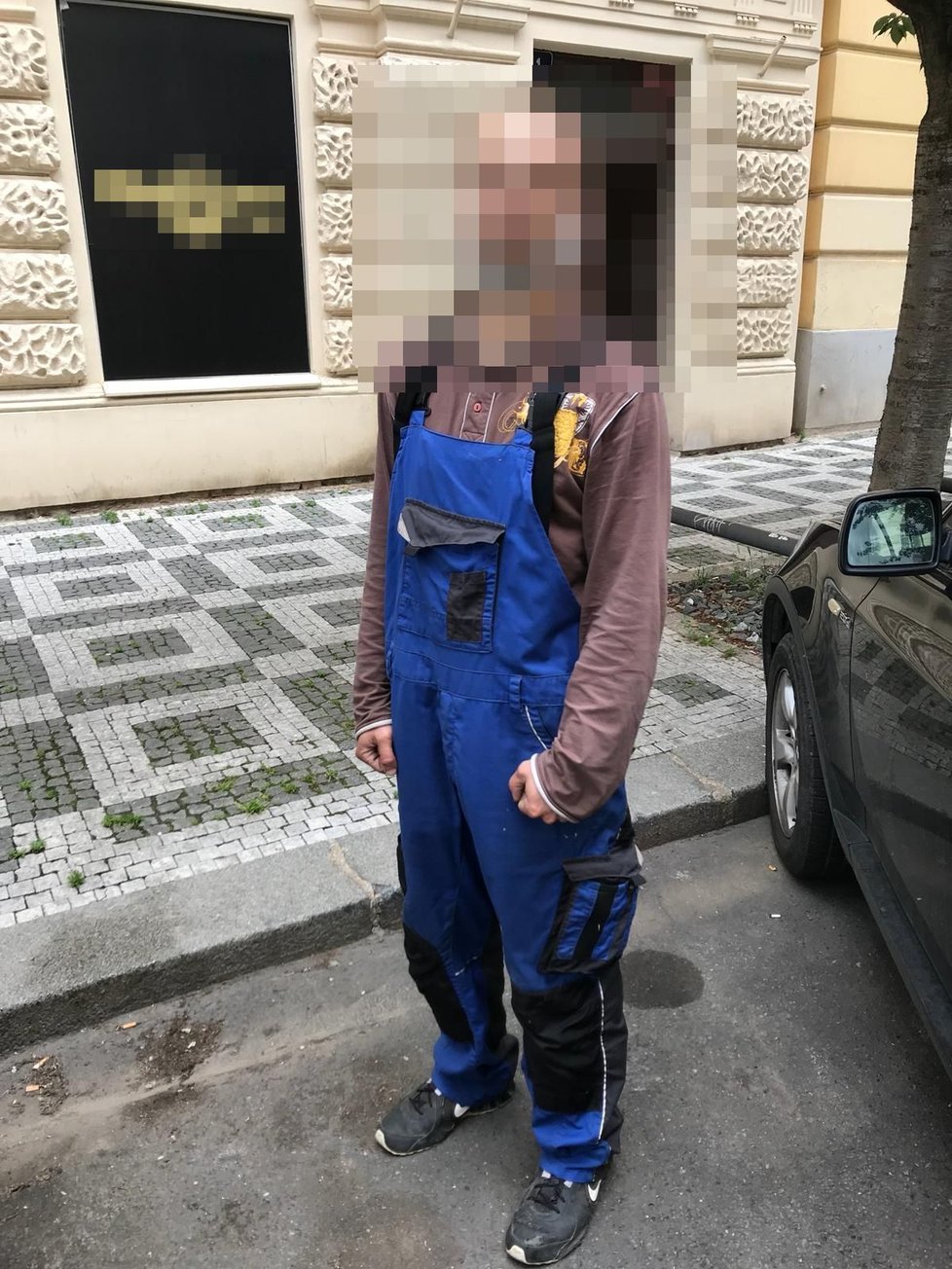 Policisté zadrželi muže a ženu, kteří v autě převáželi drogy i nádobí na jeho výrobu.