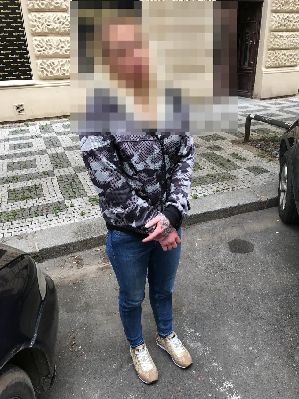 Policisté zadrželi muže a ženu, kteří v autě převáželi drogy i nádobí na jeho výrobu.