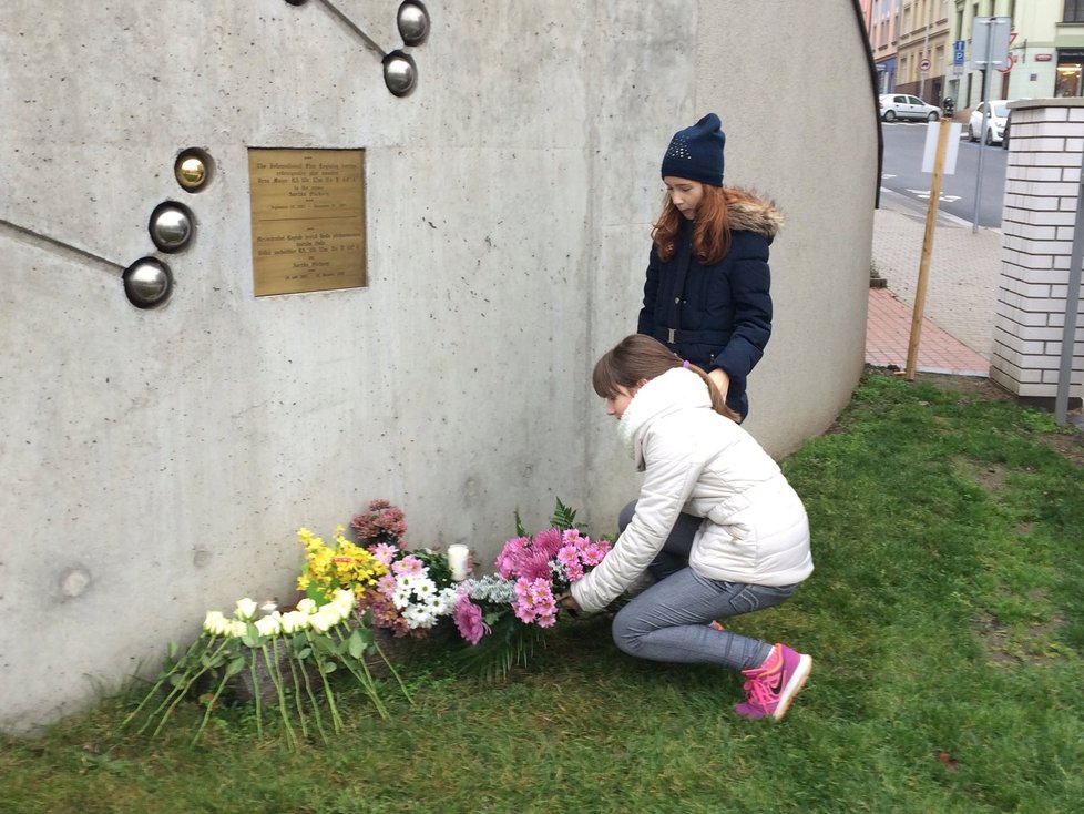 Děti ze ZŠ Lupáčova pokládaly na pietní místo květiny a svíčky.