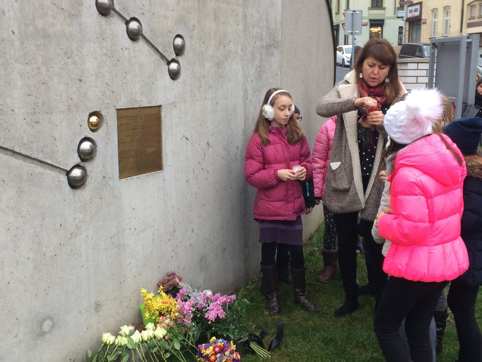 Děti ze ZŠ Lupáčova s paní učitelkou přišly uctít památku zesnulé holčičky.