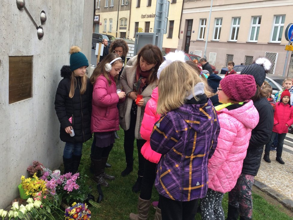 Děti ze ZŠ Lupáčova s paní učitelkou přišly uctít památku zesnulé holčičky.