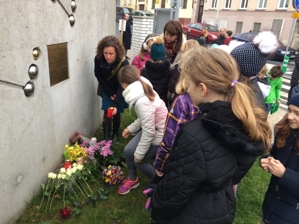 Dnes stejně staré děti uctily památku tragicky zesnulé Anežky (8) v roce 2009.