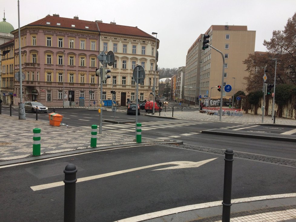 Křižovatka Rokycanovy a Prokopovy ulice je konečně bezpečnější.