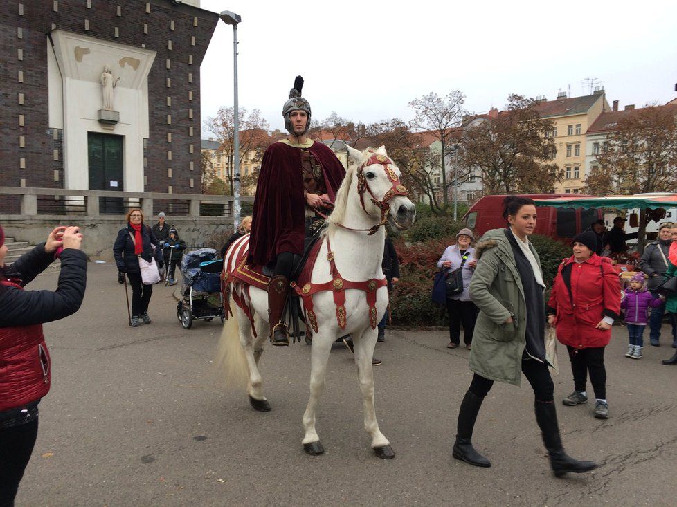 Svatý Martin dorazil konečně na náměstí Jiřího z Poděbrad. Lidé ho zdravili i fotografovali