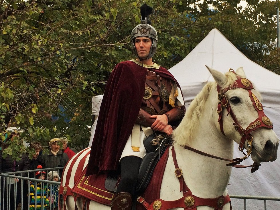 Svatý Martin dorazil konečně na náměstí Jiřího z Poděbrad. Lidé ho zdravili i fotografovali.