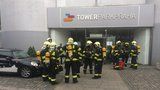 V Žižkovské věži „hořelo“: Hasiči evakuovali přes 200 lidí včetně dětí ze škol