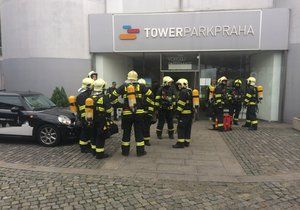 Cvičení požáru v Žižkovské věži zaměstnalo desítky záchranářů. Evakuováno bylo z věže přes 200 lidí.
