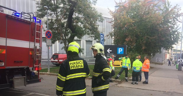 Cvičení požáru v Žižkovské věži zaměstnalo desítky záchranářů. Evakuováno bylo z věže přes 200 lidí.