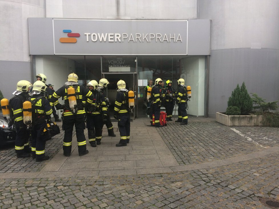 Cvičení požáru v Žižkovské věži zaměstnalo desítky záchranářů. Evakuováno bylo z věže přes 200 lidí.