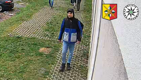 Policisté hledají muže, který kradl ve zlatnictví v Praze 7.