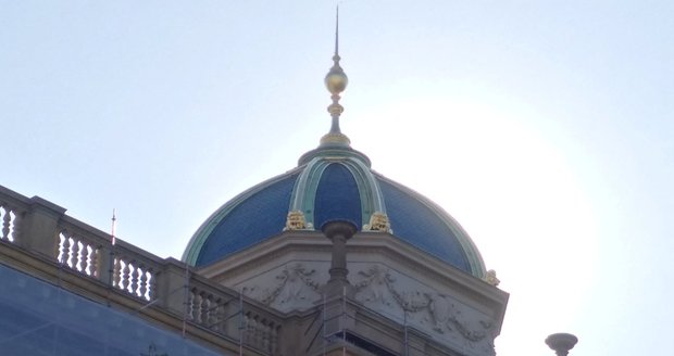 Na střeše Národního muzea probíhá zlacení kopulí.
