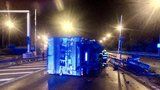 Komplikace u Zlíchovského tunelu: Kamion narazil do svodidel a převrátil se na bok, blokoval vjezd