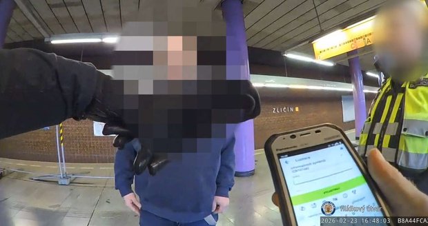 Opilec močil na nástupišti v metru na Zličíně, skončil v poutech.
