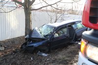 Vážná nehoda na Zličíně: Muž (44) rozstřelil auto o strom! Letěl pro něj vrtulník