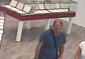Muž na Zličíně ukradl prsten za 40 tisíc, hledá ho policie.
