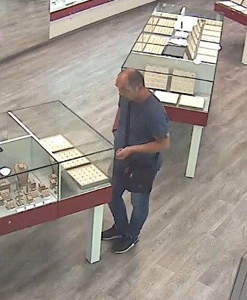 Muž na Zličíně ukradl prsten za 40 tisíc, hledá ho policie.