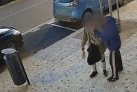 S nožem donutil muže k orálnímu sexu! Policie hledá svědka znásilnění na Smíchově