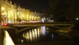 Most na Žofín se po 30 letech rozsvítil, pak zase zhasl! Dělník překopl kabel