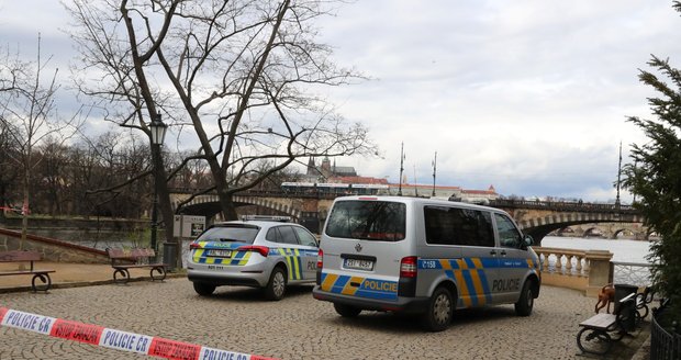 U Žofína ve Vltavě našli mrtvého muže. (20. března 2023)