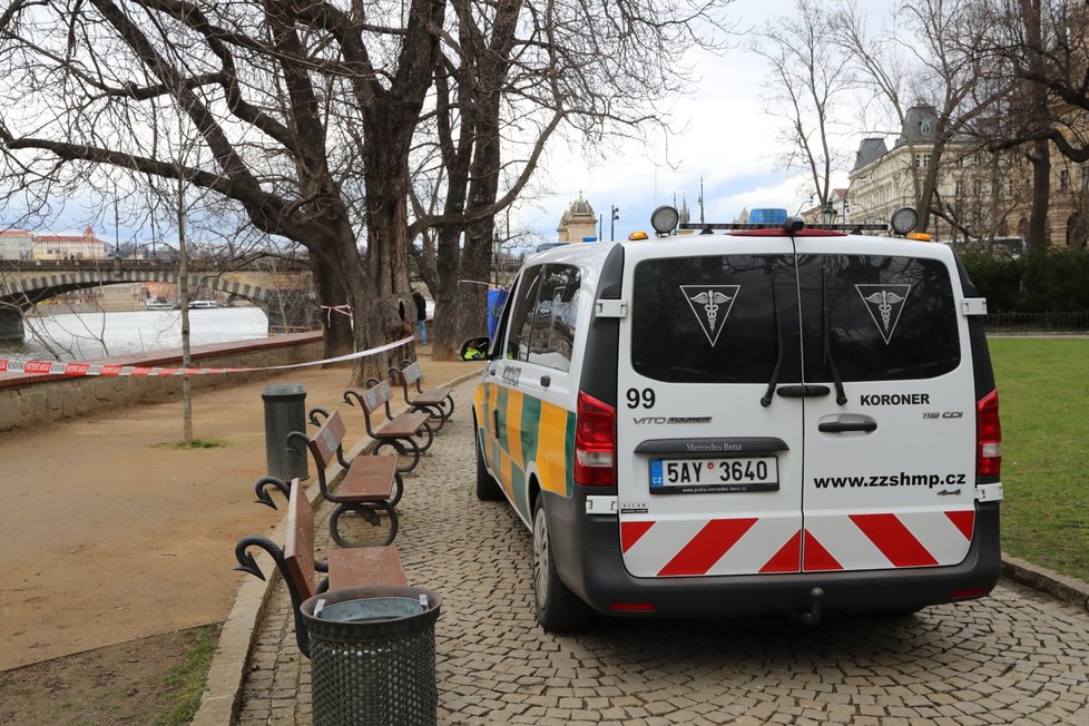 U Žofína ve Vltavě našli mrtvého muže. (20. března 2023)