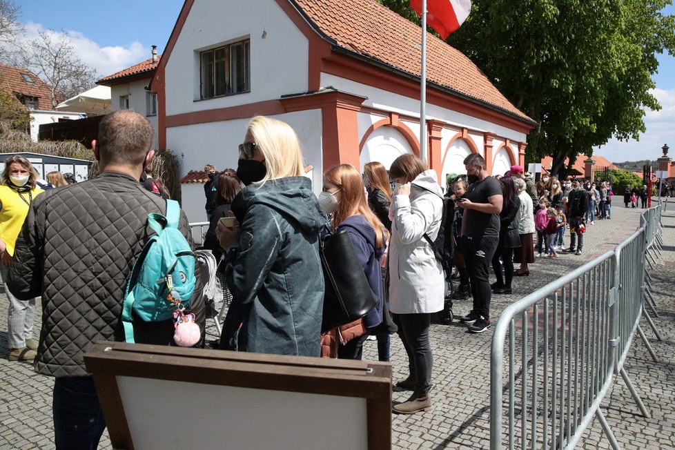 Počasí vylákalo davy do pražské zoo (8. 5. 2021).